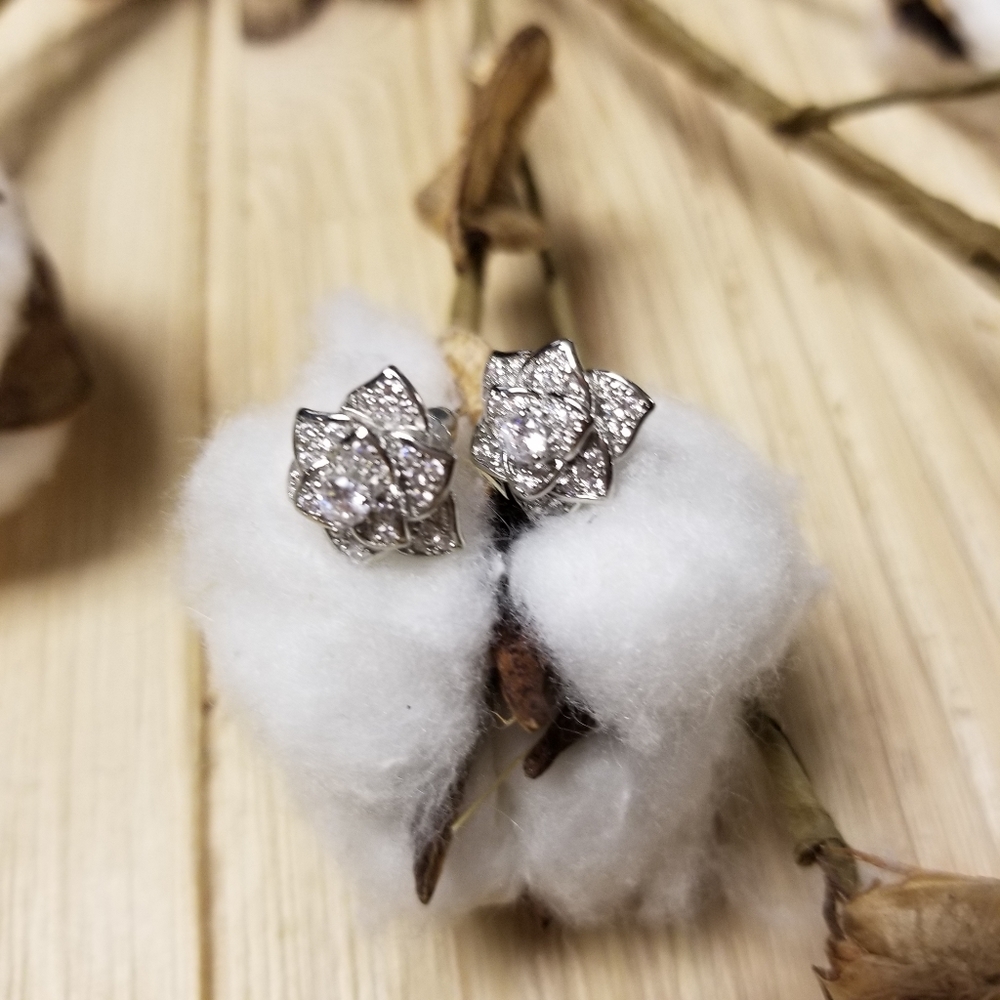 GORGEOUS!! Flower CZ earrings in SILVER - Picture 4 of 10